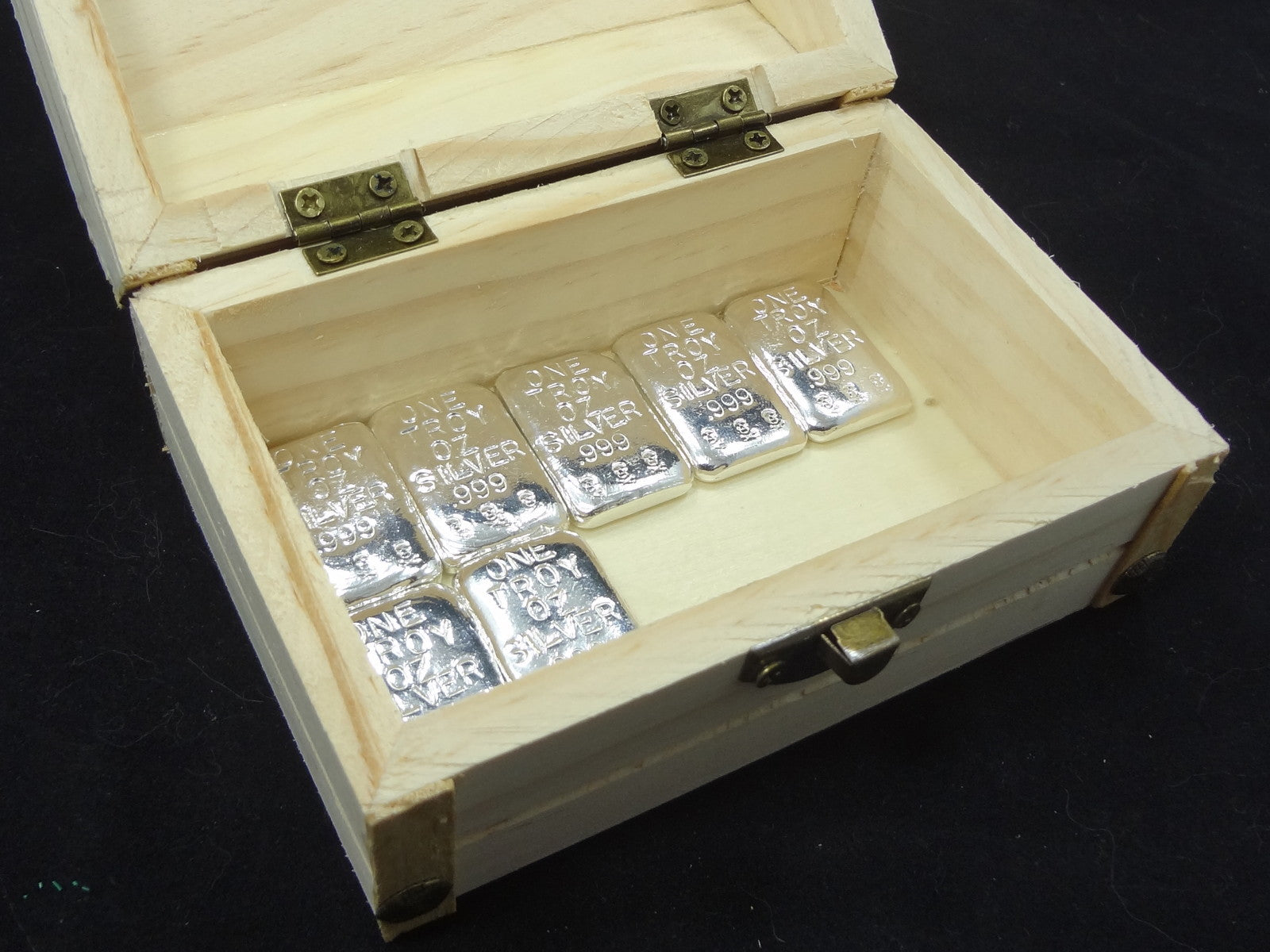 Treasure Chest with 1 troy oz .999 fine silver bullion hand poured